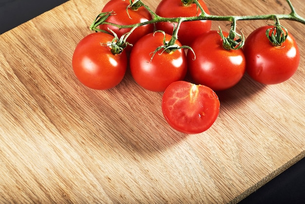 Zweig der roten Kirschtomaten Bio-Holz.