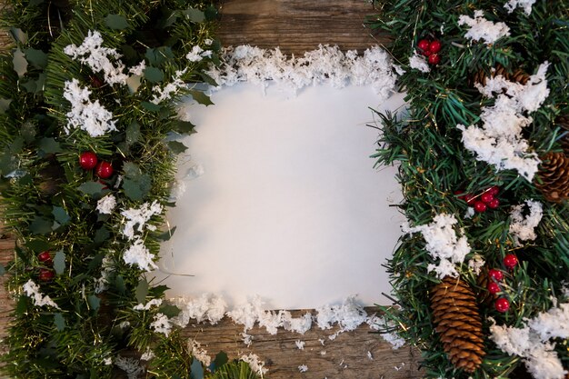 Zweige eines Weihnachtsbaumes mit Schnee in der Mitte