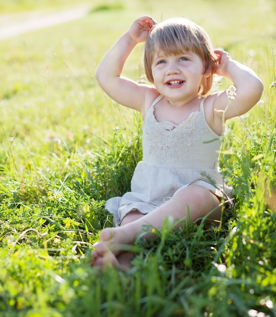 Zweijähriges Baby im Sommer