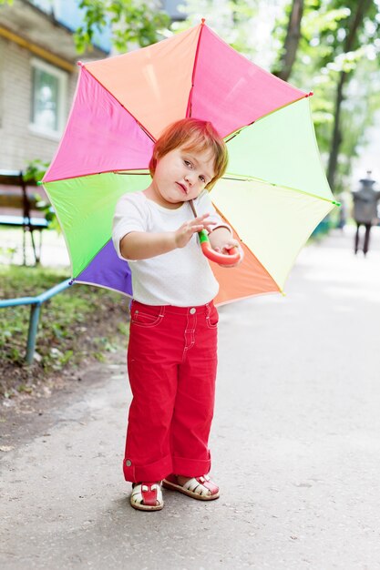 Zweijähriges Baby mit Regenschirm