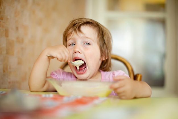 Zweijähriges Kind isst vom Teller