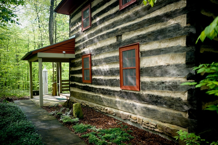 Kostenlose Foto zweistöckiges haus in einem wald gebaut