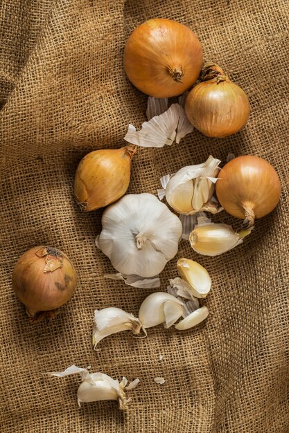 Zwiebeln und Knoblauch auf Decke