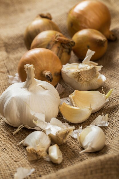 Zwiebeln und Knoblauch auf Decke