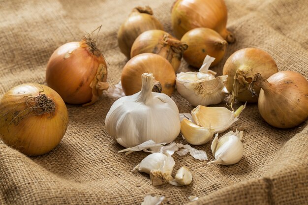 Zwiebeln und Knoblauch auf Decke