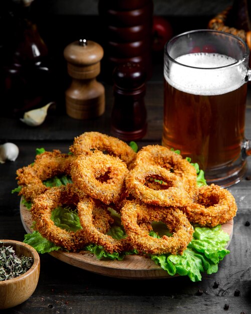 Zwiebelringe mit Bierkrug