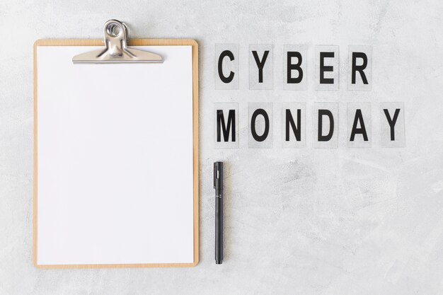 Zwischenablage mit Cyber ​​Monday-Inschrift