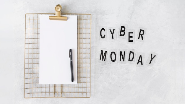 Zwischenablage mit Papier in der Nähe von Cyber ​​Monday Inschrift