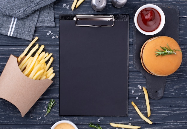 Zwischenablage neben Hamburger mit Pommes