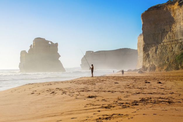 Zwölf apostel setzen und felsen in australien, victoria, schöne landschaft der großen ozeanstraßenküstenlinie auf den strand