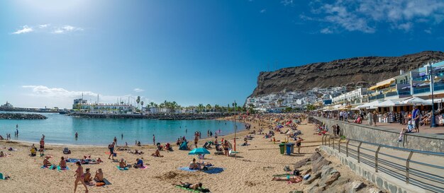 Foto 02 februar 2022 playa de mogan in gran canaria ein sehr schöner ort, der von vielen touristen besucht wird