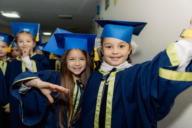 020124 Vinnitsa Ukraine Zwei glückliche Erstklässler in einer festlichen Uniform umarmten sich vor dem Hintergrund anderer Schüler, die gerade in die erste Klasse eingeschrieben wurden