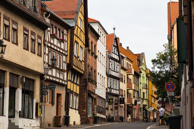 Foto 02082017 ciudad aschaffenburg noroeste de baviera alemania calle con casas coloridas de la ciudad vieja en el día de verano atracción turística concepto de viajes turismoxa