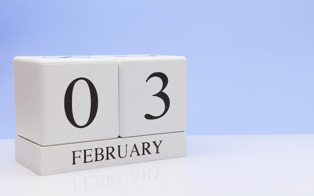 03 de febrero. Día 03 del mes, calendario diario sobre mesa blanca.