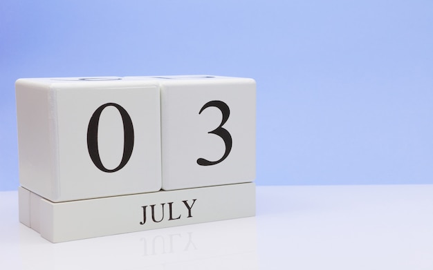 03. Juli Tag 3 des Monats, täglicher Kalender auf weißer Tabelle mit Reflexion, mit hellblauem Hintergrund.
