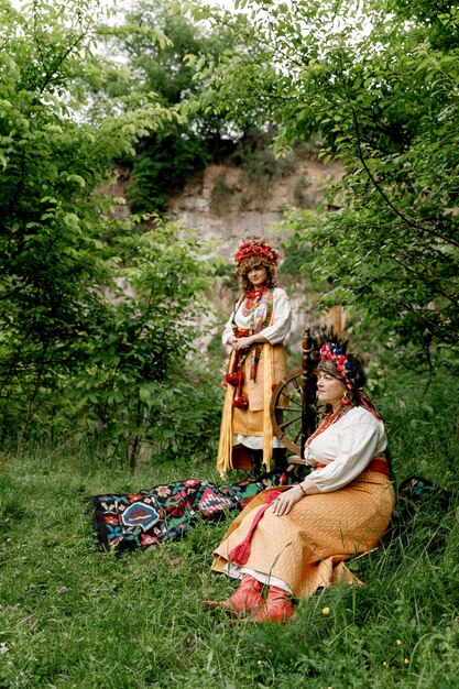 Foto 040622 vinnitsa ucrania dos hermosas mujeres madre e hija vistiendo camisas de lino ucraniano bordado nacional y colorido collar