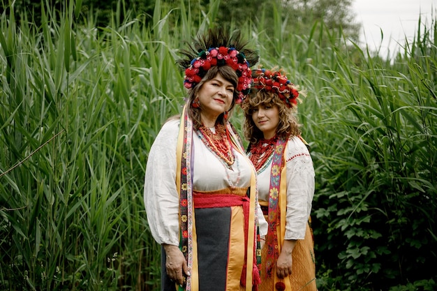 040622 Vinnitsa Ucrânia duas belas mulheres mãe e filha vestindo camisas nacionais bordadas de linho ucraniano e colar colorido