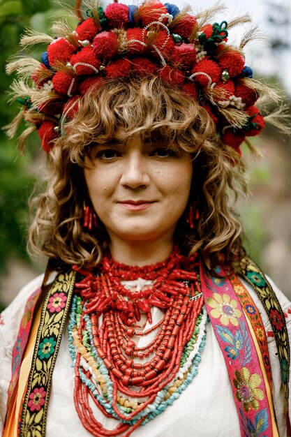 040622 Vinnitsa Ucrania retrato de una hermosa mujer con un vestido nacional étnico ucraniano tejido con bordados y fondo de naturaleza de jardines ucranianos