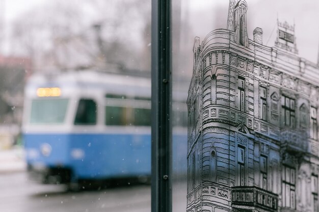 04122022 Vinnitsa Ukraine Blick auf die Innenstadt von Winnyzja mit blauem Zug auf Hintergrund selektiven Fokus Lärmeffekt