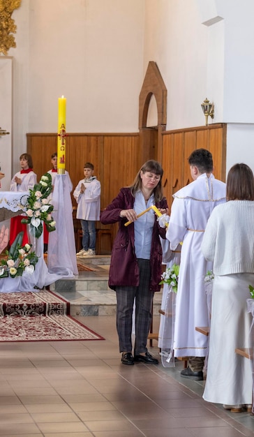 05052024 Brest Bielorrusia La gente se reunió para la primera misa de comunión en la iglesia católica romana Religión