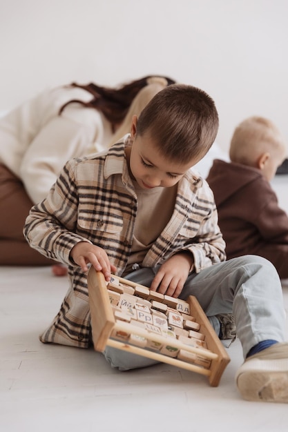 051223 Vinnitsa Ucrania grupo de niños en edad preescolar jugando con juguetes y tarjetas educativas de madera