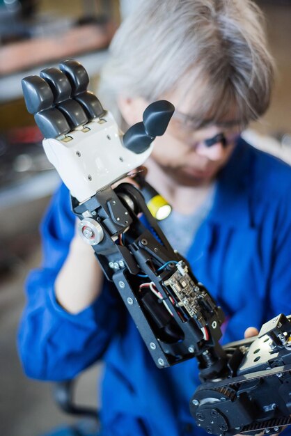06 abril 2019 Rusia Novosibirsk El hombre ensambla un robot humanoide y repara su mano