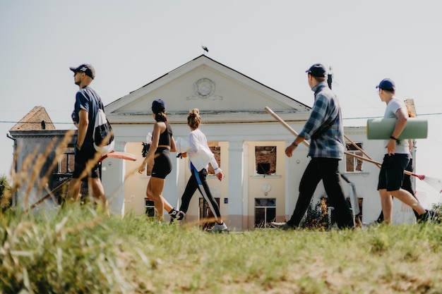 06082022 Irpin Ucrânia um grupo de voluntários está se movendo na direção da casa destruída pelas tropas russas para realizar o desmantelamento e restauração da habitação perdida