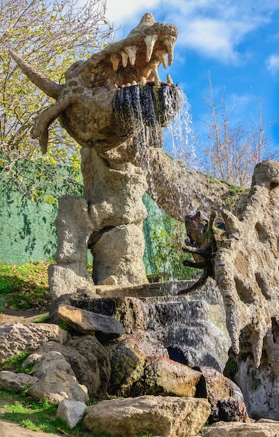 07.11.2020. Uman, Ucrania. Escultura de dragones en el parque de fantasía Nova Sofiyivka, Uman, Ucrania, en un soleado día de otoño