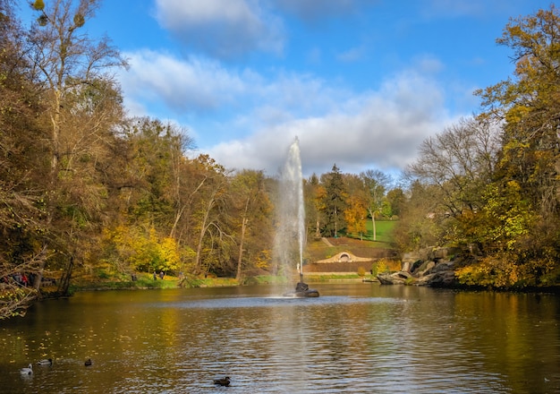 07.11.2020. Uman, Ucrania. Gran estanque del Mar Jónico en el arboreto Sofievsky o Parque Sofiyivsky en Uman, Ucrania, en un soleado día de otoño