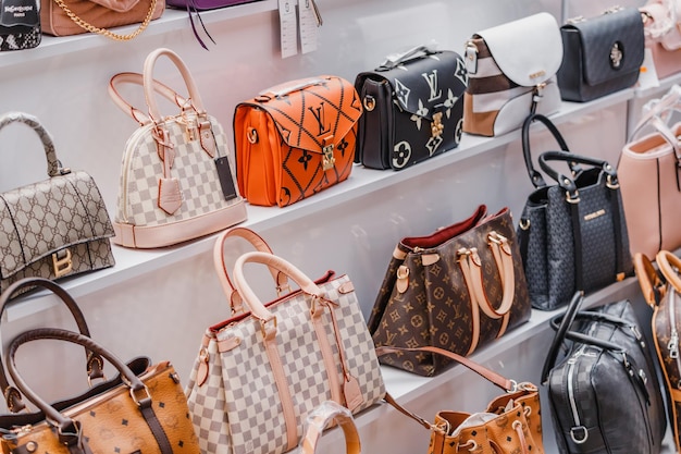 07 de julio de 2022 Antalya Turquía Bolsas Learher de Yves Saint Laurent y varias marcas de moda de fama mundial en el mercado callejero Concepto de problemas de derechos de autor