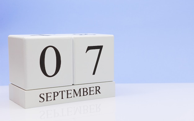 07 de septiembre. Día 7 del mes, calendario diario en mesa blanca con reflexión.