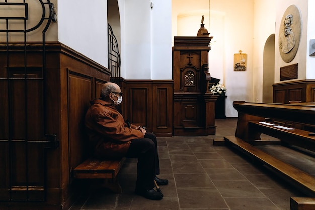 07062020 Vinnitsa Ukraine Ein kahlköpfiger alter Mann mit Brille und einer Schutzmaske, der sein Leben riskierte, kam während einer Virusepidemie zur Liturgie in die Kirche