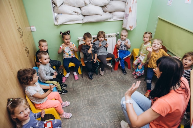 070722 Irpin Ucrânia condições de trabalho de instituições pré-escolares de massa durante a guerra na Ucrânia As crianças estão abrigadas perto das janelas protegidas por sacos de areia