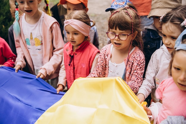 070722 Irpin Ucrania Kindergarten cristiano Los niños con la bandera azul ucraniana en sus manos rezan por Ucrania y la paz