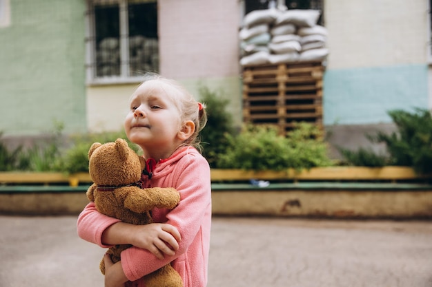 070722 Irpin Ucrania una niña ucraniana sostiene un juguete con fuerza en sus manos La invasión de Rusia a Ucrania una solicitud de ayuda a la comunidad mundial Los niños piden paz