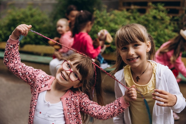 070722 Irpin Ucrania Los niños del jardín de infantes juegan en el patio del edificio que tiene un revestimiento y un saco de arena protegido para protegerse contra la onda expansiva Los días de semana de los niños ucranianos