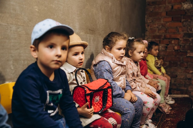 070722 Irpin Ucrania los niños pequeños y sus cuidadores son evacuados a un sótano subterráneo