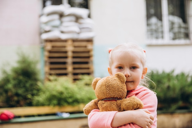070722 Irpin Ucrânia uma garotinha ucraniana segura um brinquedo firmemente em suas mãos invasão russa da Ucrânia um pedido de ajuda à comunidade mundial Crianças pedem paz