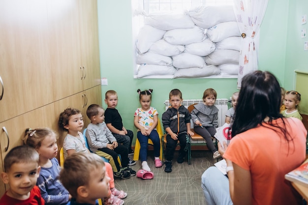 070722 Irpin Ukraine Kindergartenunterricht findet in Kriegszeiten in einem Raum statt, der vor Druckwellen und Beschuss geschützt ist