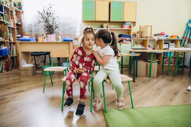 070722 Vinnitsa Ucrania retratos de niños en el jardín de infantes cristiano ucraniano escuchando atentamente a sus maestros