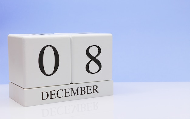 08 de diciembre. Día 8 del mes, calendario diario sobre mesa blanca.