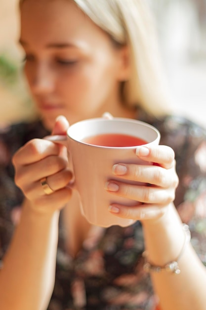 08052019 Kiev Ucrania dos mujeres bonitas sosteniendo tazas de delicioso té caliente bebiendo y divirtiéndose hablando