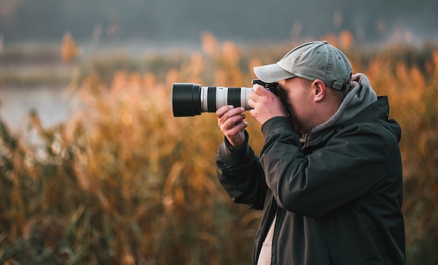 08102022 Gdansk Polonia Hombre tomando una foto de vida silvestre con una cámara DSLR