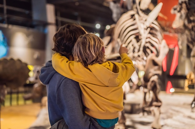 08292019 Seoul Korea Vater und Junge beobachten Dinosaurierskelett im Museum