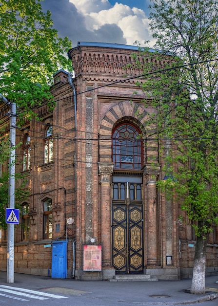 09.05.2021. Kropyvnytskyi, Ucrânia. Ruas e edifício histórico de Kropyvnytskyi, Ucrânia, em uma manhã ensolarada de primavera