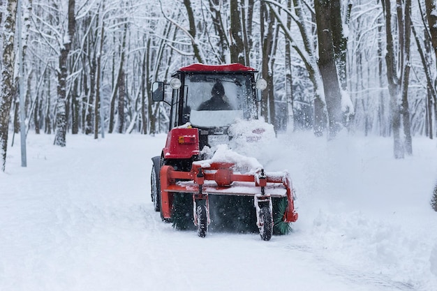 09 de fevereiro de 2018 Vinnitsa Ucrânia Trator limpa neve no parque equipamento de limpeza de inverno