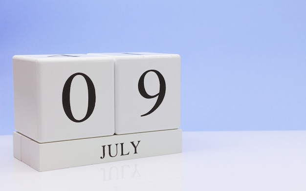 09. Juli Tag 9 des Monats, täglicher Kalender auf weißer Tabelle mit Reflexion, mit hellblauem Hintergrund.