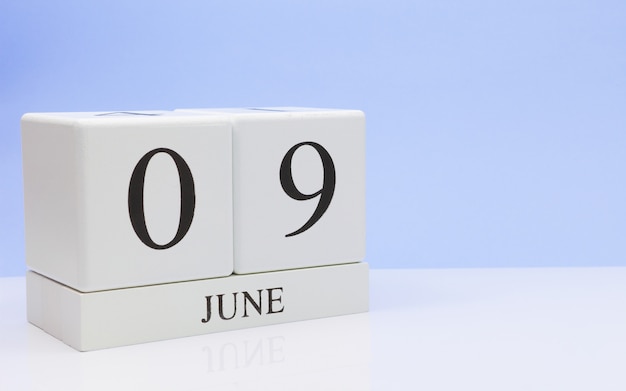 09 de junio. Día 9 del mes, calendario diario en mesa blanca.