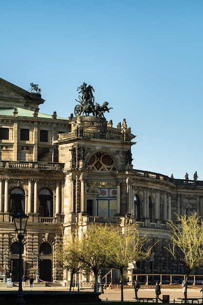 1 de abril de 2019.Dresde, Suiza sajona, Alemania: una calle en el centro de la ciudad y los edificios antiguos de Dresde