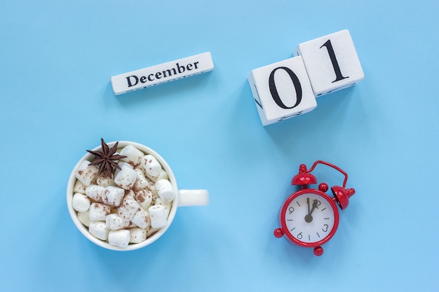 1 de dezembro Xícara de chocolate com marshmallow e despertador